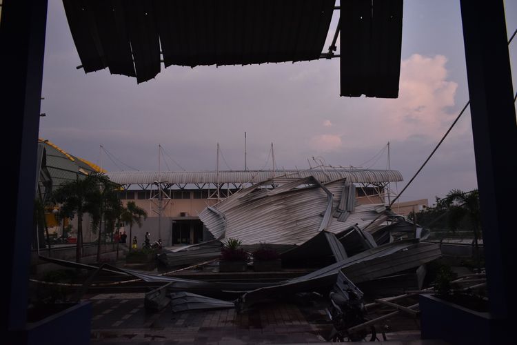 Kondisi tribun yang tertimpa atap stadion sepakbola SOR Arcamanik yang diterjang hujan disertai angin kencang di Kota Bandung, Sabtu (9/11/2019).