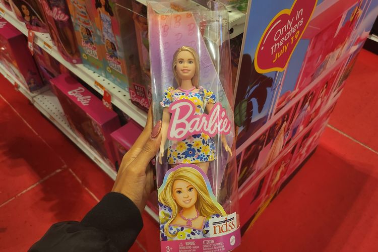 Salah satu boneka barbie yang dijual di Barbie Dream House Playground di Neo Soho Mall, Jakarta Barat, Selasa (18/7/2023).