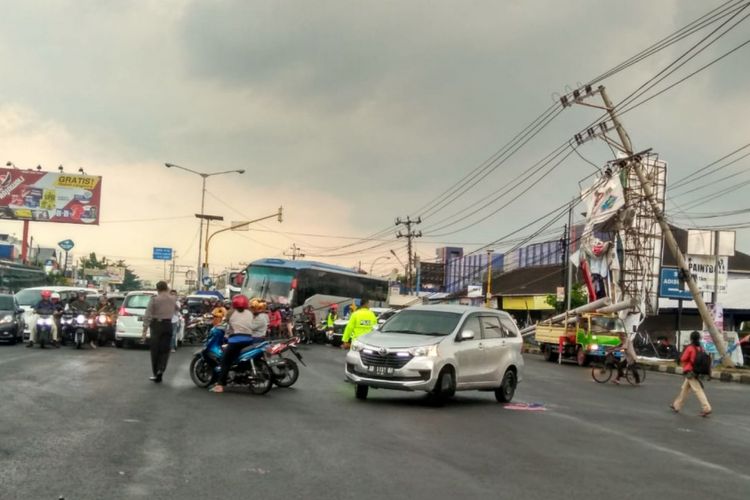 Hujan deras dan angin kencang landa kawasan Bantul, Yogyakarta, Jumat (1/3/2019). Akibatnya, pohon bertumbangan dan tiang listrik miring nyaris roboh, misalnya di perempatan Blok O, Jalan Majapahit, Yogyakarta.