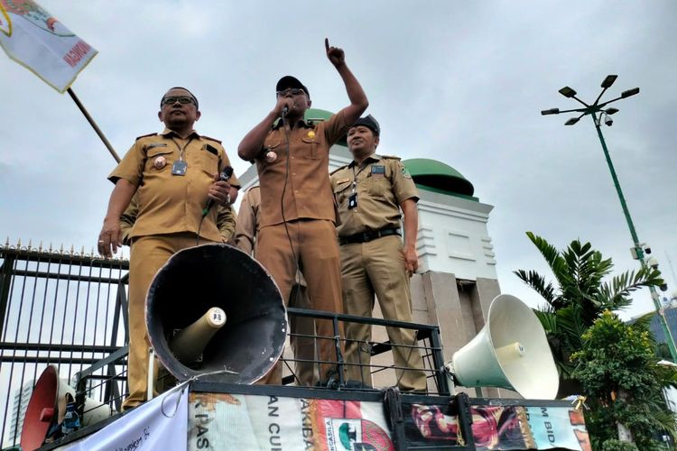 Koordinator Kades asal Gresik, Bahrul Ghofar, ketika berorasi dalam aksi damai yang digelar, sebelum rombongan Kades dari seluruh Indonesia menuju gedung DPR RI, Selasa (17/1/2023).