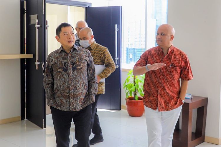 Menteri PPN/Kepala Bappenas Suharso Monoarfa sambut kedatangan jajaran direksi PT Regio Aviasi Industri (RAI) di Kantor Bappenas, Jakarta, Selasa (24/1/2023).