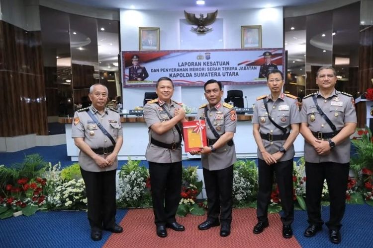 Inspektur Jenderal (Irjen) Agung Setya Imam Effendi (dua dari kiri) resmi menggantikan Irjen RZ Panca Putra Simanjuntak (tiga dari kiri) sebagai Kepala Polda Sumut, Jumat (21/7/2022).