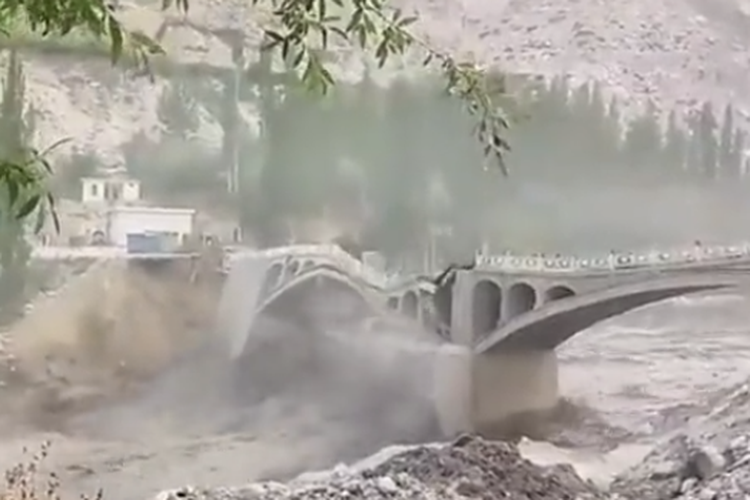 Jembatan bersejarah Pakistan di Kota Hassanabad runtuh diterjang banjir dari gletser yang mencair karena gelombang parah di wilayahnya dan negara tetangga India pada Sabtu (7/5/2022).