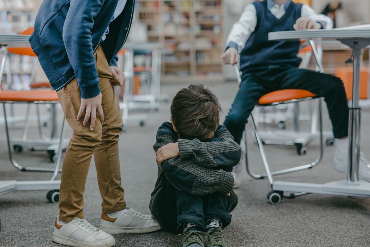 Bullying di sekolah bisa menyebabkan anak merasa cemas, stres, depresi hingga tindakan ekstrem seperti bunuh diri. 