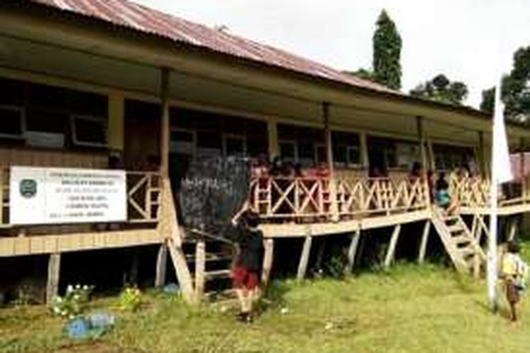 Kondisi bangunan SD 006 di wilayah perbatasan Desa Ubol Sulok yang miring diterjang longsor dari bukit dibelakang sekolah. Selama dua tahun, siswa terpaksa belajar di balai pertemuan desa karena takut sekolahnya roboh.