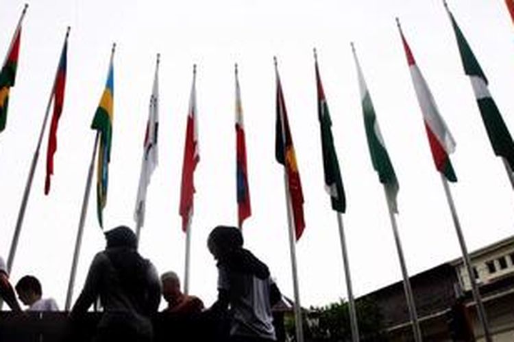 Seluruh bendera peserta Konferensi Asia Afrika (KAA) dikibarkan di pelataran Gedung Merdeka, Bandung, Jawa Barat, saat peringatan 58 Tahun KAA, Kamis (18/4/2013). Konferensi yang melahirkan Dasasila Bandung ini menjadi bukti peranan Indonesia dalam dukungan kemedekaan bagi negara-negara dunia ketiga dan bagian sejarah perdamaian dunia. KAA I berlangsung di Gedung Merdeka pada tanggal 18-24 April 1955.