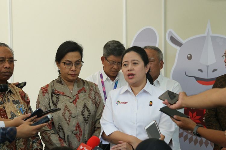 Menko PMK Puan Maharani bersama 3 Menko lainnya usai rapat Rekonstruksi dan Rehabilitasi Provinsi NTB Pasca Gempa di Kantor Wapres, Senin (27/8).
