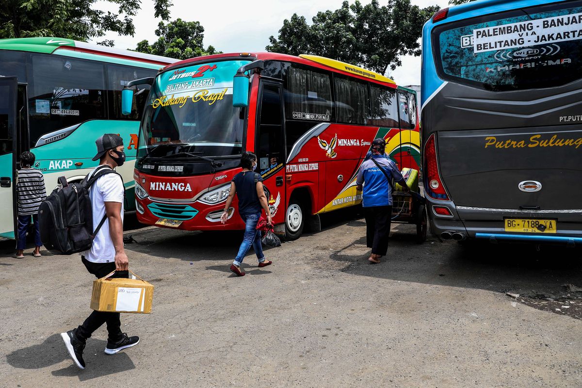 Calon penumpang bersiap naik bus di Terminal Kalideres, Jakarta Barat, Jumat (24/4/2020). Pemerintah memutuskan untuk melarang mudik lebaran 2021.