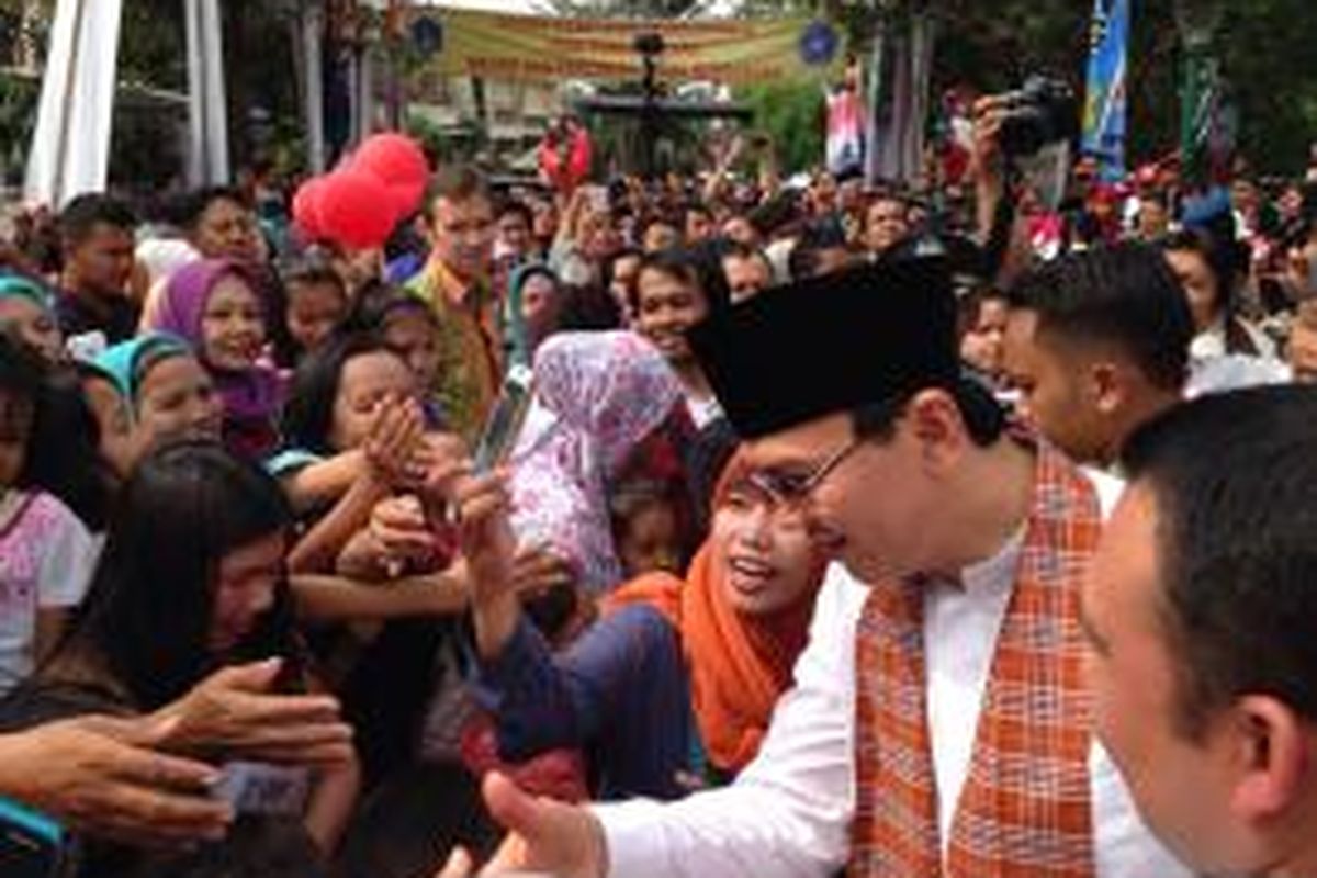 Gubernur DKI Jakarta Basuki Tjahaja Purnama menyalami warga usai peresmian ruang publik terpadu ramah anak (RPTRA) di Kembangan, Jakarta Barat, Jumat (5/6/2015).