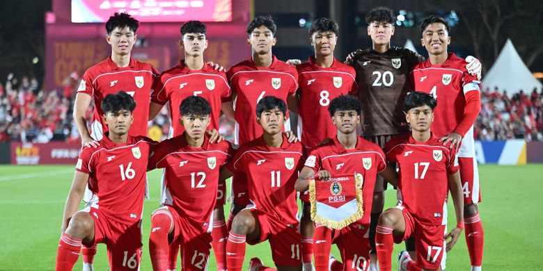 Skuad Timnas U17 Indonesia berfoto sebelum bertanding melawan Timnas Brasil pada laga Grup H Piala Dunia U17 di Lapangan 7 Aspire Zone, Doha, Qatar, Jumat (7/11/2025). 