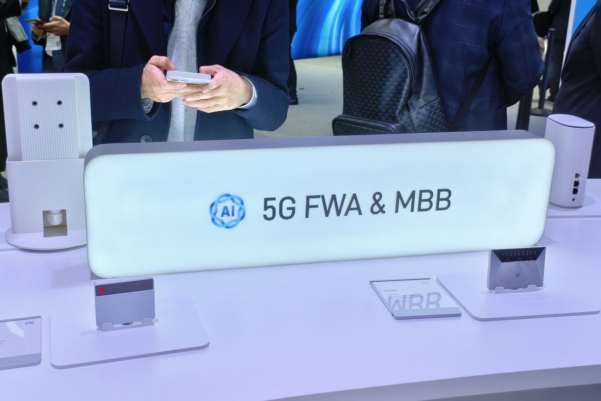 Ilustrasi perangkat 5G FWA dan MBB ZTE di booth ZTE di MWC Barcelona 2025, Barcelona, Spanyol, Selasa (4/3/2025).