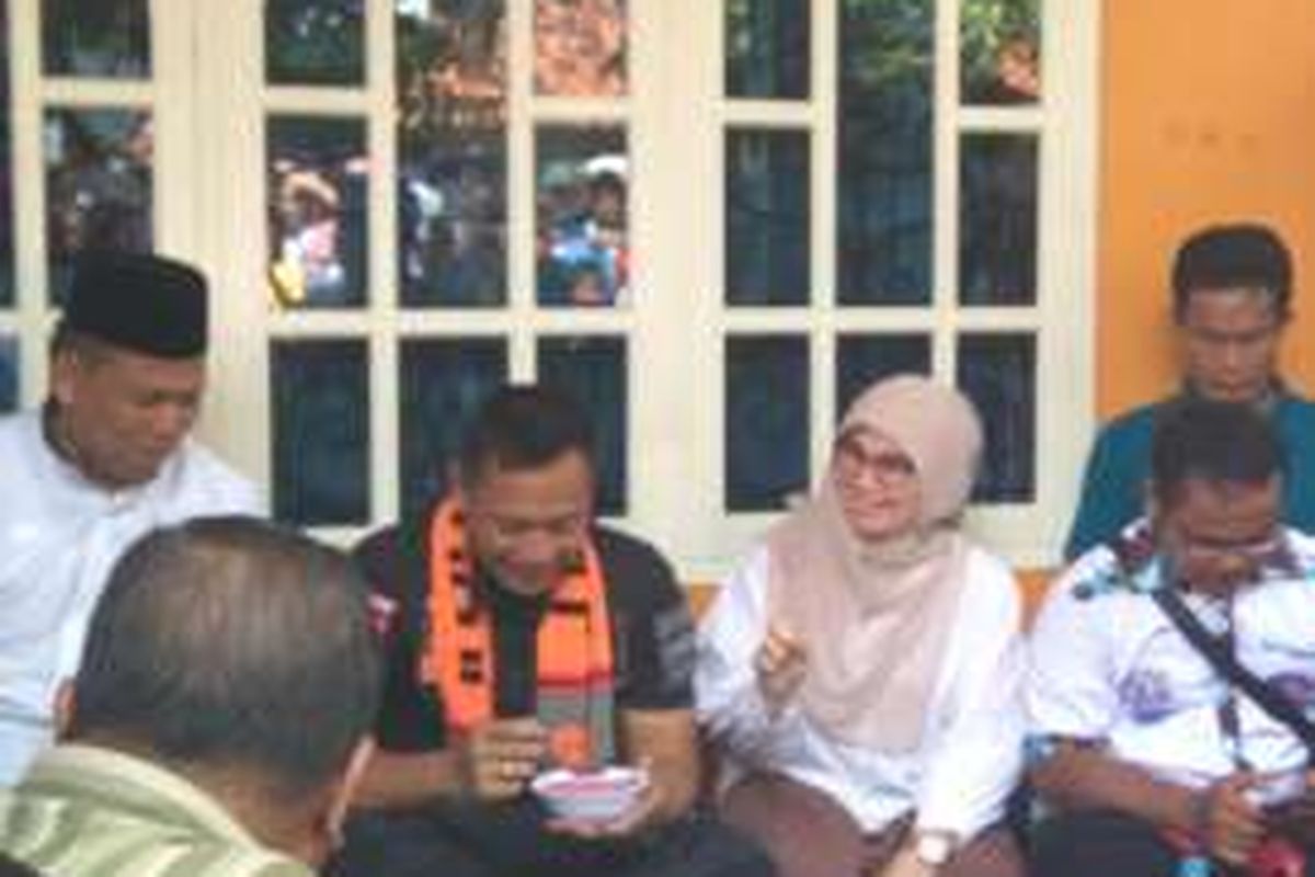 Agus Yudhoyono saat disajikan Es Selendang Mayang dan Tauge Tauco di Kampung Tanah Tinggi, Minggu (20/11/2016).
