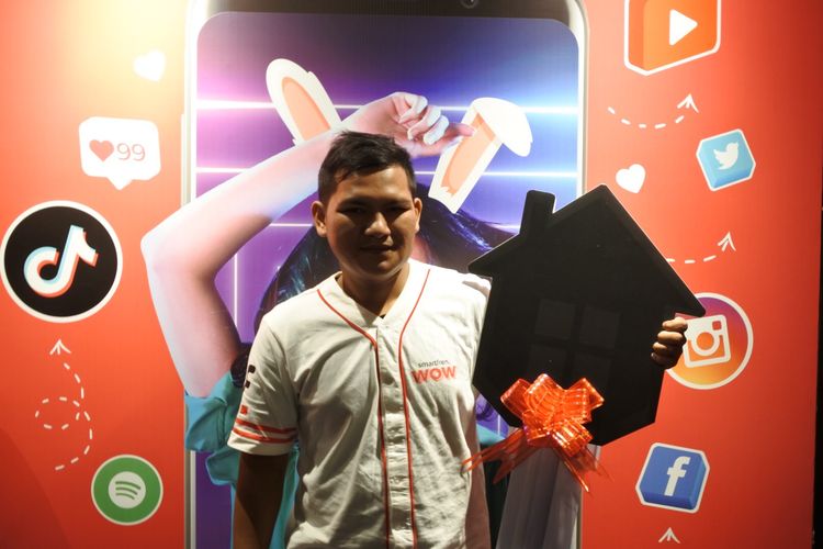 Rizky Budiansyah (25) seorang buruh penggilingan bakso di Purwakarta, Jawa Barat yang memenangkan undian rumah mewah dari program Smartfren WOW