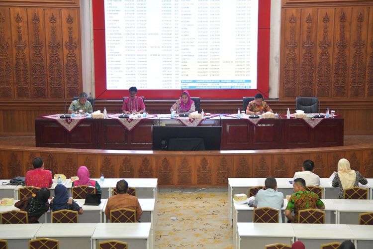 Wali Kota (Walkot) Semarang Hevearita Gunaryanti Rahayu saat memimpin Rapat Koordinasi Tim Evaluasi dan Pengawasan Realisasi Anggaran (Tepra) di Balai Kota Semarang, Selasa (27/8/2024). 
