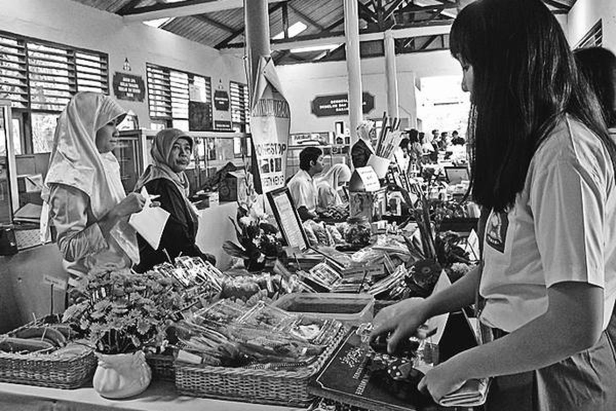 Beginilah suasana di deretan perwakilan Kantin Kejujuran dari 36 SMA dan SMK di Jakarta. Kantin itu diresmikan Jaksa Agung Hendarman Supandji, Rabu (15/10) di SMAN 42 Jakarta.  