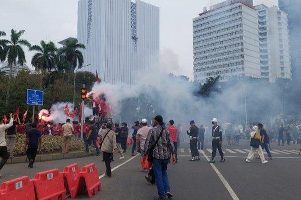 Tolak Harga BBM, Ojol Hingga Mahasiswa Ramai-Ramai Demo dan Bakar Ban di Patung Kuda, Jakarta Pusat, Jumat (9/9/2022) 