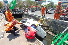 Mobil Masuk Sungai di Surabaya akibat Sopir Kehilangan Konsentrasi