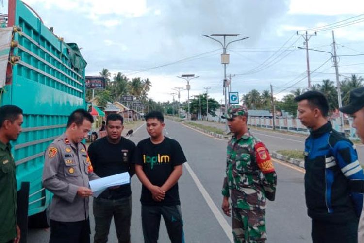 Pertugas kepolisian memeriksa sopir di perbatasan Gorontalo dengan provinsi tetangga sebagai upaya untuk mencegah masuknnya penyakit kuku dan mulut (PML).