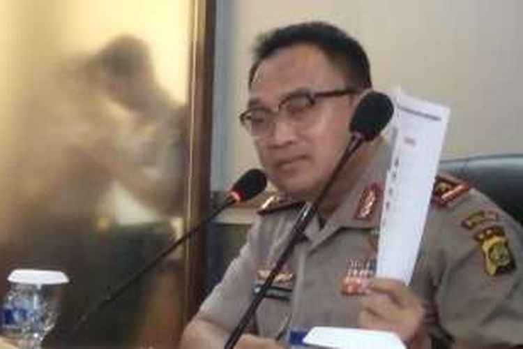 Kapolda Bali Irjen Pol Sugeng Priyanto menunjukkan file bukti yang diperlihatkan kepada media, Kamis(8/9/2016)