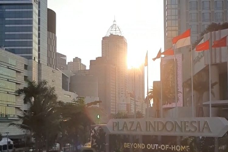 Suasana Sunset di Halte Transjakarta Bundaran HI, Jakarta Pusat, Kamis (16/3/2023)