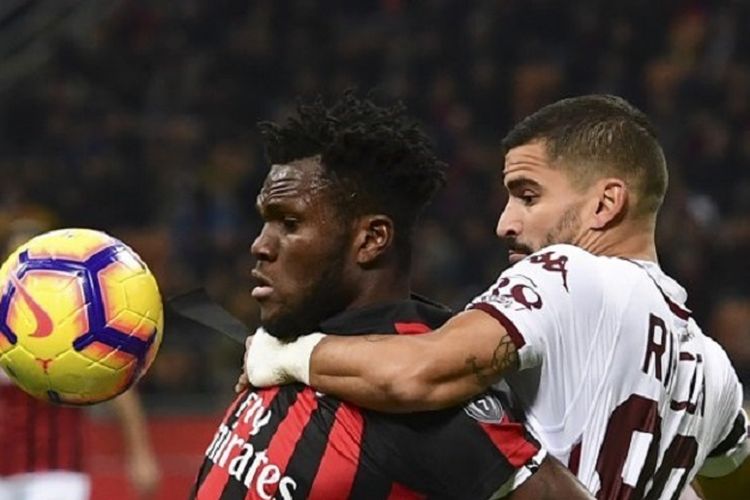 Tomas Rincon mencoba menahan Franck Kessie saat terjadi perebutan bola pada pertandingan AC Milan vs Torino di San Siro dalam lanjutan Serie A Liga Italia, 9 Desember 2018. 