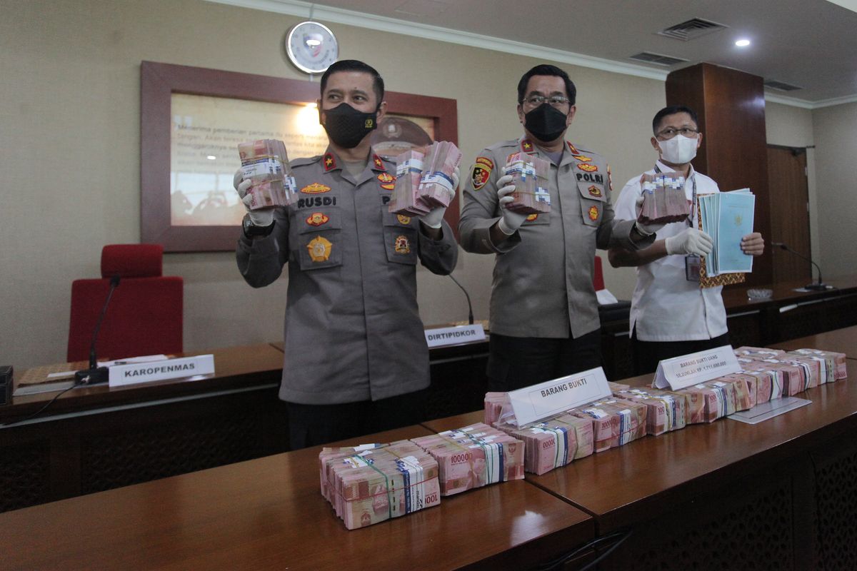 Kepala Biro Penerangan Masyarakat (Karopenmas) Divisi Humas Polri Brigjen Pol Rusdi Hartono (kiri) bersama Direktur Tindak Pidana Korupsi (Dirtipidkor) Bareskrim Polri Brigjen Pol Djoko Purwanto (tengah) menenjukkan barang bukti saat keterangan pers terkait kasus tindak pidana dalam kasus dugaan korupsi pengadaan barang/jasa pembangunan infrastruktur Gigabit Capable Passive Optical Network (GPON) di Gedung Bareskrim Polri, Jakarta, Selasa (8/12/ 2021). Penyidik Direktorat Tindak Pidana Korupsi (Dittipikor) Bareskrim Polri menyita Rp1,7 miliar dalam kasus dugaan korupsi pengadaan barang/jasa pembangunan GPON di PT Jakarta Infrastruktur Propertindo (JIP) pada 2017-2018.  ANTARA FOTO/Reno Esnir/YU *** Local Caption *** 
   