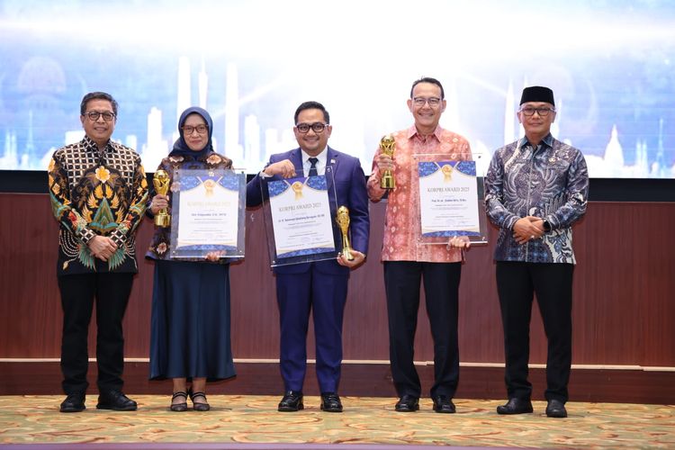 Menteri PANRB Rini Widyantini berfoto bersama para penerima penghargaan KORPRI Award 2025.