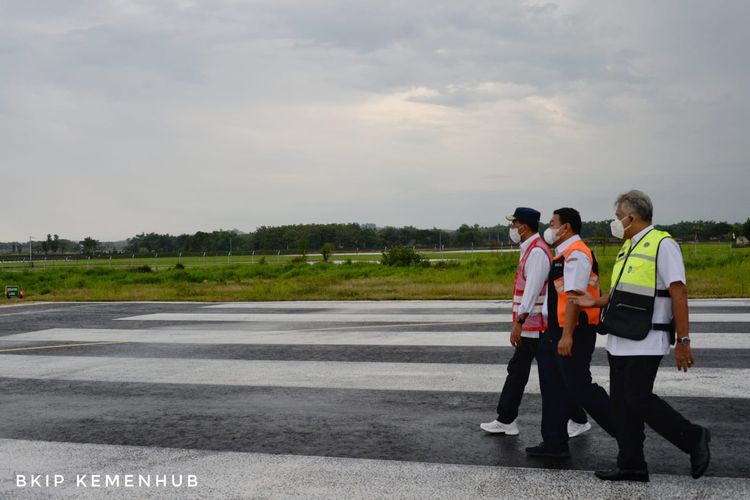 Menteri Perhubungan Budi Karya Sumadi saat meninjau Bandara Ngloram di Kabupaten Blora, Jawa Tengah, pada Rabu (10/11/2021).