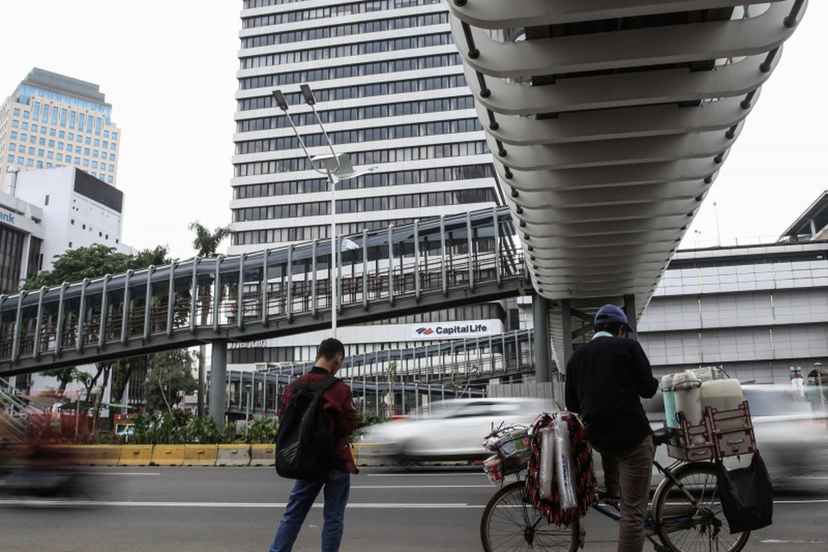 Revitalisasi Jembatan Penyeberangan Orang Bundaran Senayan di Jalan Sudirman, Jakarta, Kamis (10/1/2019). Desain ketiga JPO itu akan berbeda dengan JPO lainnya. Ketiga JPO tersebut akan dipasangi kamera closed circuit television (CCTV), akan dipasangi lift serta dilengkapi tata pencahayaan warna-warni. Revitalisasi JPO ini ditargetkan selesai pada Januari 2019.