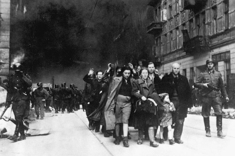 Foto yang dilampirkan dalam laporan Mayor Jenderal SS Jurgen Stroop ini memperlihatkan warga Yahudi dari ghetto Warsawa yang ditangkap pasukan Jerman digiring untuk dipindahkan ke kamp konsentrasi Treblinka.
