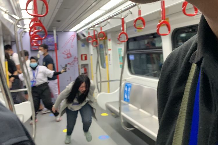 Salah satu Zombie dalam wahana Train To Apocalypse di kawasan Kelapa Gading, Jakarta Utara, Selasa (9/8/2022).  