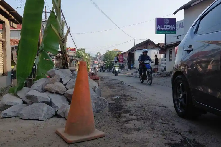 Pasang Batu dan Pohon Pisang di Jalan Rusak, Warga Semarang Minta Truk Tambang Tak Lagi Lewat
