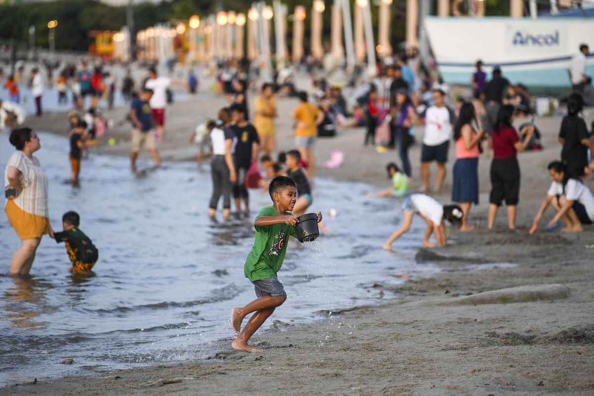 Sejumlah pengunjung bermain di Pantai Lagoon Ancol, Jakarta, Kamis (23/3/2023). Taman Impian Jaya Ancol memberikan tiket masuk gratis bagi pengunjung selama bulan Ramadhan yakni hingga 20 April mendatang yang berlaku pada pukul 17.00 WIB - 23.00 WIB, namun tiket tidak termasuk untuk kendaraan dan unit rekreasi di area Ancol.