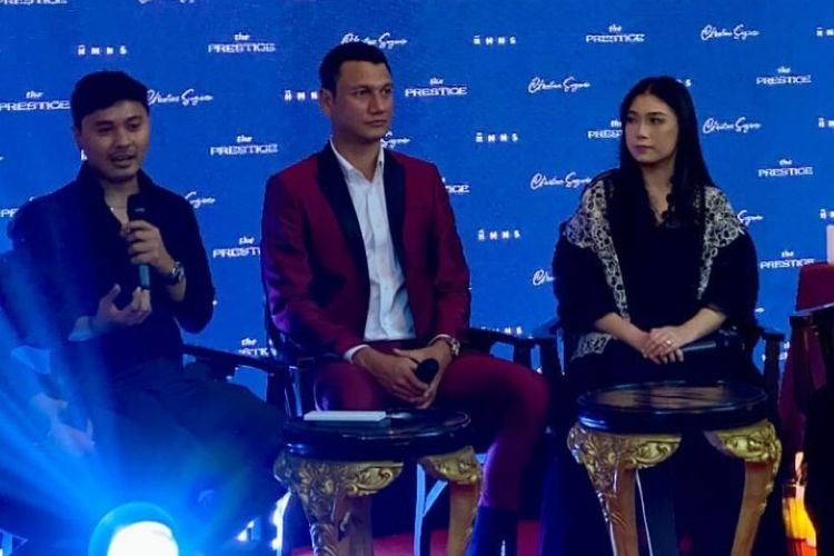 Rizky Arief, CEO HMNS (kiri), Christian Sugiono tengah, dan parfumer Karina Mandala (kanan) saat peluncuran The Prestige HMNS by Christian Sugiono