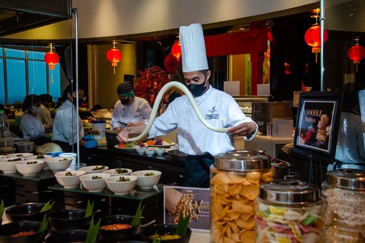 Para tamu akan disuguhkan atraksi mi tarik yang dilakukan secara langsung oleh chef di open kitchen The Gallery Restaurant Hotel Ciputra World Surabaya.