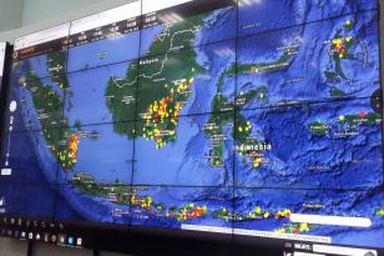 Foto sebaran titik api di Kantor Badan Nasional Penanggulangan Bencana
(BNPB), Jakarta Pusat, Jumat (30/10/2015).
