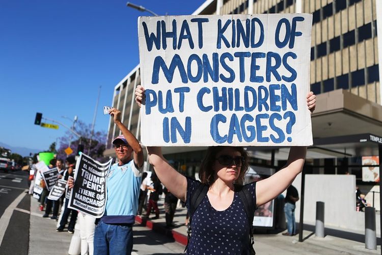 Aktivis melakukan demonstrasi mengecam pemisahan anak migran oleh pemerintah AS di Los Angeles, California, Senin (18/6/2018).