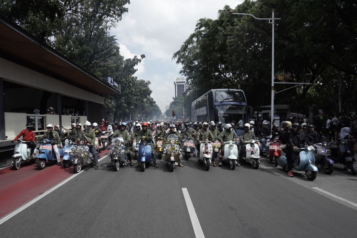 Ribuan scooterist dari berbagai daerah memadati Pintu barat daya, Monas, Jakarta Pusat Pancoran, untuk mengikuti acara tahunan Jakarta Mods Mayday ke-15, Sabtu (24/05/2025). 