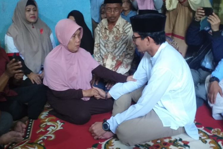 Cawapres nomor urut 02 Sandiaga Uno takziah ke rumah almarhum Hazairin yang merupakan Ketua KPPS TPS 028 di Kecamatan Tampan, Pekanbaru, Riau, Sabtu (18/5/2019).  