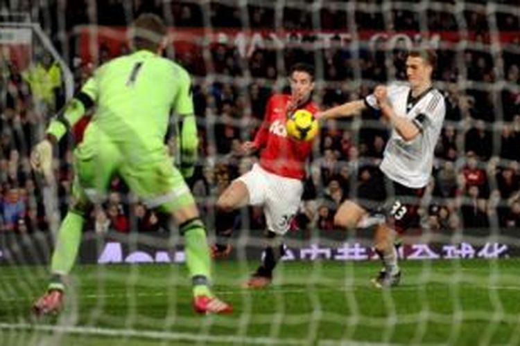 Bek Fulham, Dan Burn (kanan), mengawal ketat stiker Manchester United, Robin van Persie (tengah), pada laga Premier League di Stadion Old Trafford, Manchester, Minggu (9/2/2014).