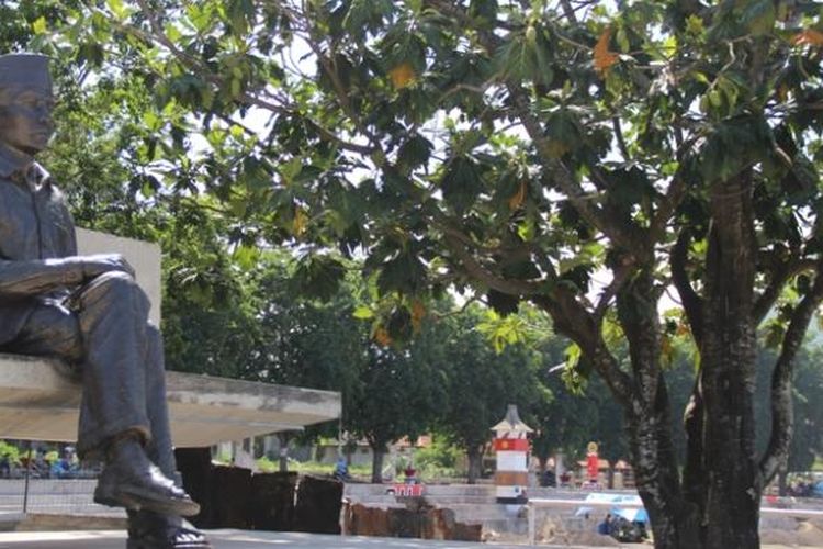 Patung Soekarno dan Pohon Sukun di Ende, Pulau Flores, Nusa Tenggara Timur