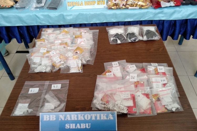 Badan Narkotika Nasional (BNN) Provinsi NTB gagalkan penyelundupan narkotika jenis sabu yang dikemas dalam 35 bungkus permen wafer coklat yang dikirim melalui jasa pengiriman paket.