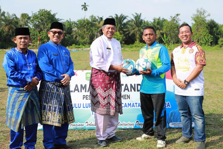 Bupati Siak, Alfedri saat membuka turnamen sepak bola di Stadion Mini Kampung Paluh, Kecamatan Mempura, Jum?at (30/8/2024).