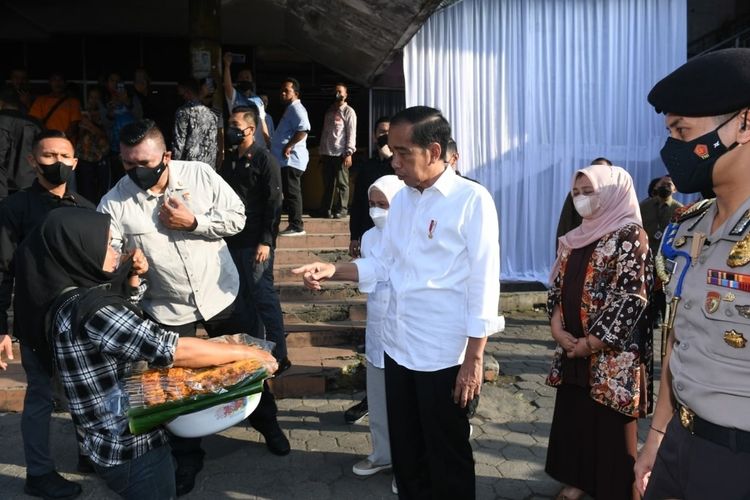 Presiden Joko Widodo dan Ibu Iriana Joko Widodo saat berdialog dengan salah satu pedagang di Pasar Petisah di Kota Medan, Provinsi Sumatra Utara, Kamis (7/7/2022).