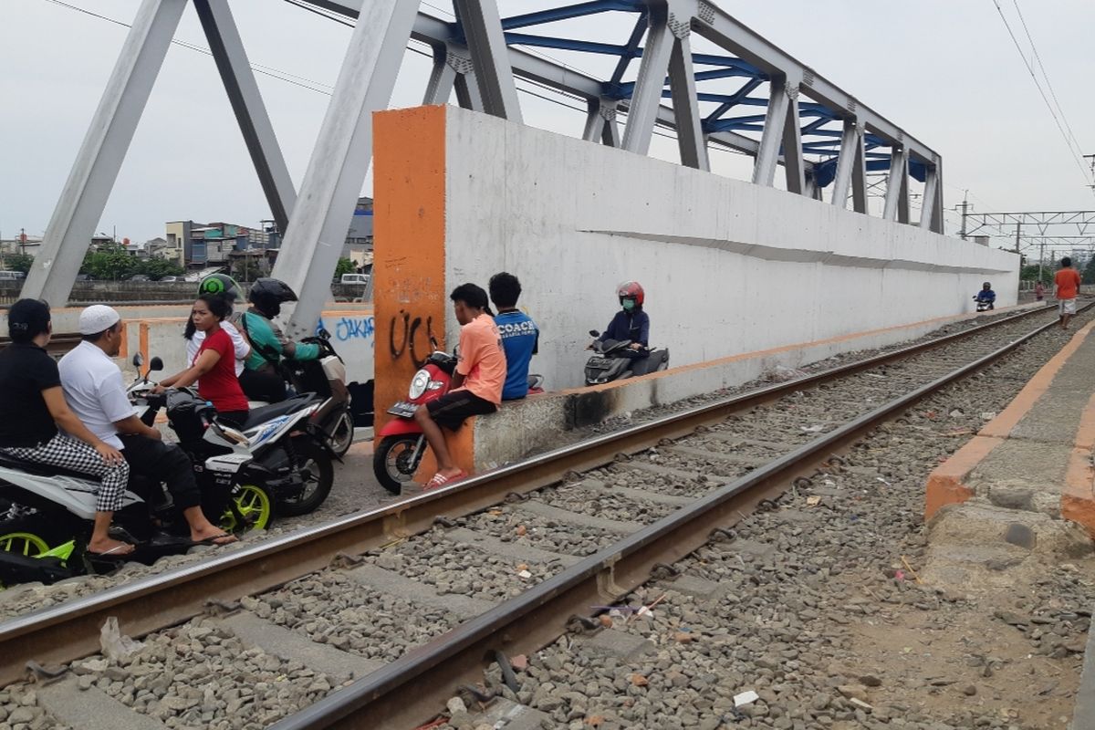 Kondisi jembatan untuk para pengendara sepeda motor di dekat perlintasan KA di Kalianyar, Jakarta Barat 