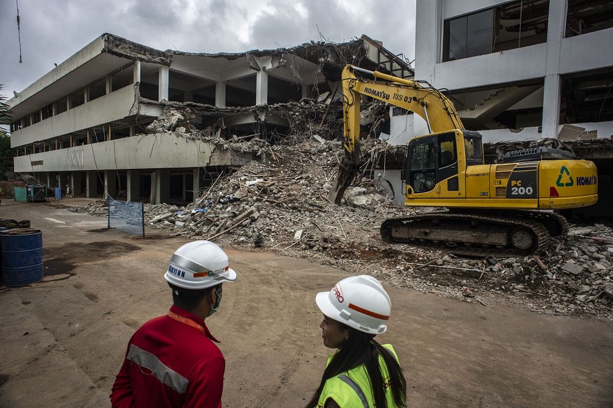 Pekerja beraktivitas di lokasi proyek revitalisasi kawasan Taman Ismail Marzuki (TIM) di Jakarta, Kamis (6/2/2020). Proses revitalisasi TIM yang ditargetkan selesai pada tahun 2021 itu sudah memasuki tahap II yakni membongkar gedung Graha Bhakti Budaya dan Galeri Cipta I. ANTARA FOTO/Aprillio Akbar/aww.