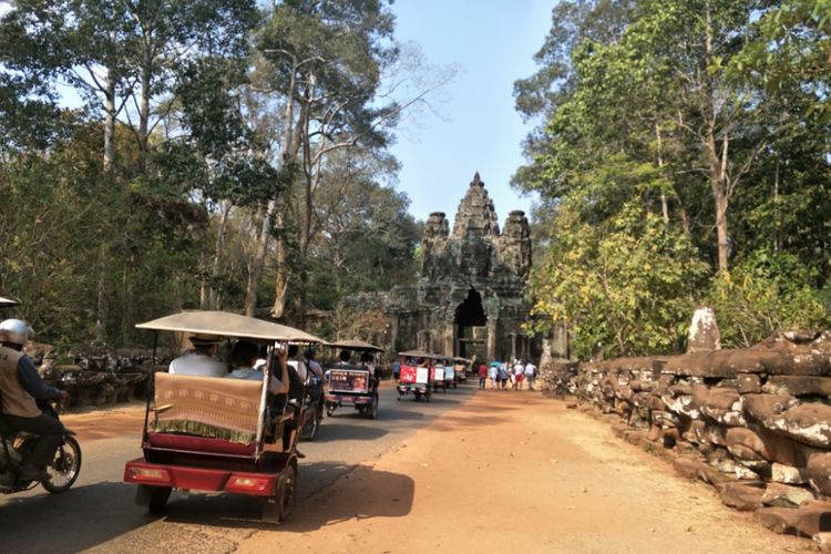 Tuk tuk, delman motor ala Kamboja yang mudah ditemui di Siem Reap, Kamboja.