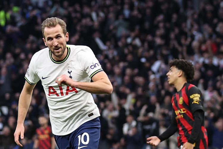 Penyerang Tottenham Hotspur, Harry Kane, menjadi pencetak gol terbanyak sepanjang masa Spurs dengan gol pembukanya pada laga Spurs vs Man City, Minggu (5/2/2023) malam WIB. Terkini, Bayern Muenchen telah menyiapkan tawaran fantastis untuk memboyong Harry Kane.