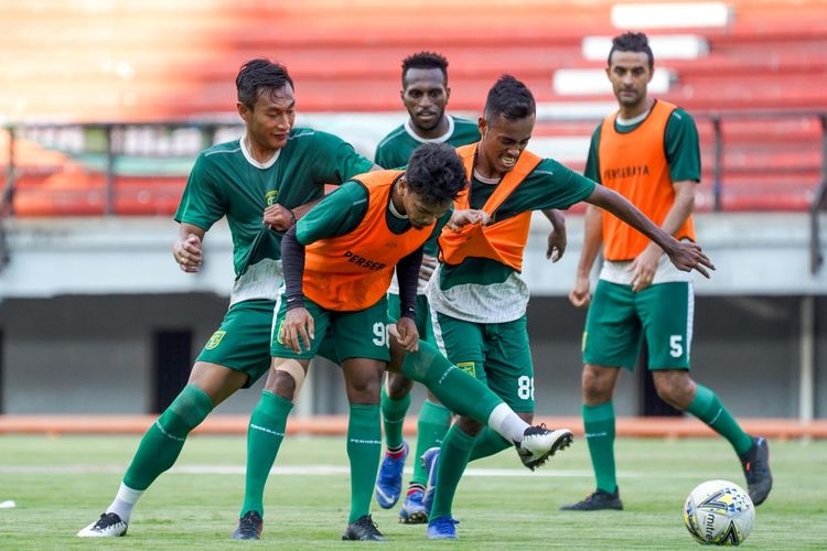 Para pemain Persebaya Surabaya berlatih di Stadion Gelora Bung Tomo.