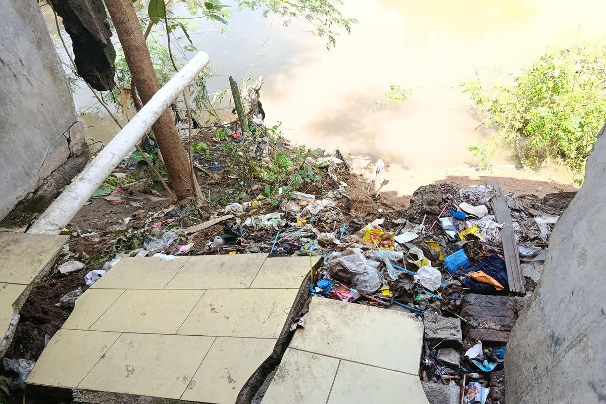 Kondisi rumah Mustofa Kamal (46), warga RT 03/RW 06, Kampung Kompa, Desa Karangsatria, Kecamatan Tambun Utara, Kabupaten Bekasi usai terdampak longsor akibat derasnya debit air kali bekasi. Selasa (3/2/2026).